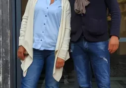 La giornalista gastronomica Paola Gula con il giovane baritono buschese William Allione